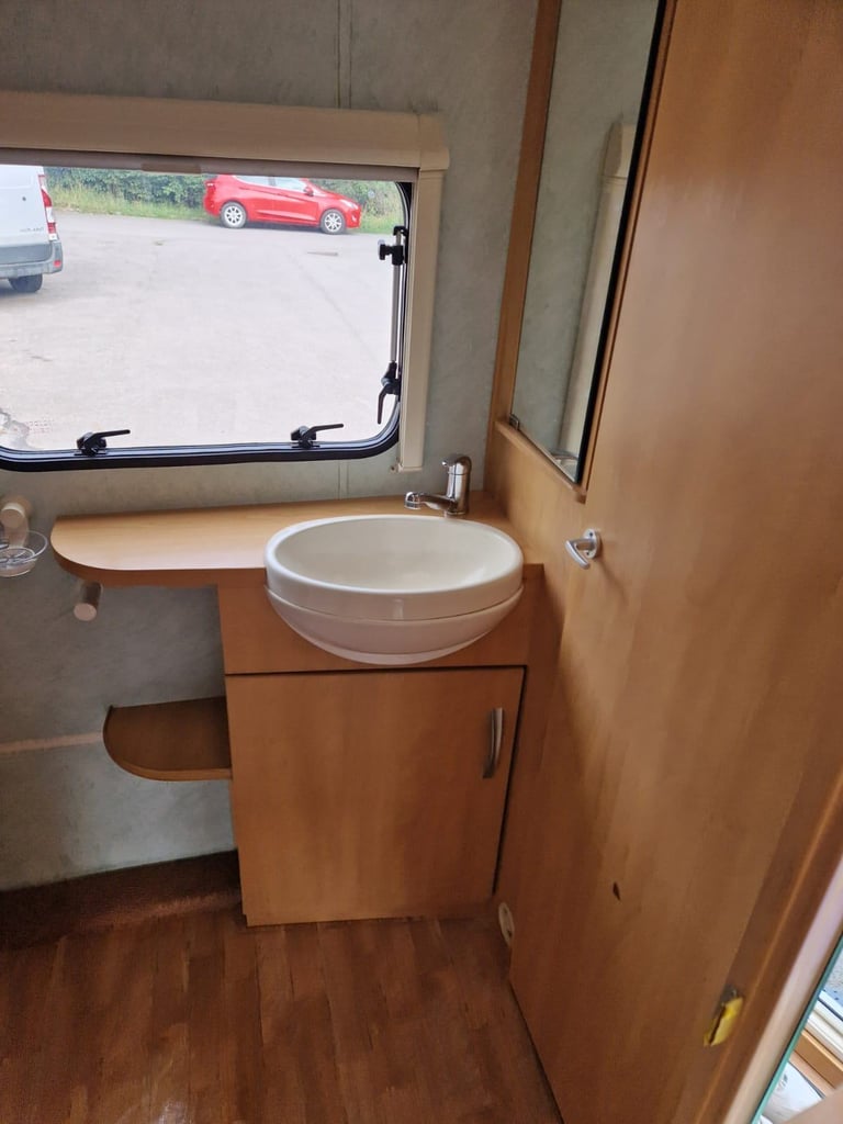 Swift charisma 560 2006 