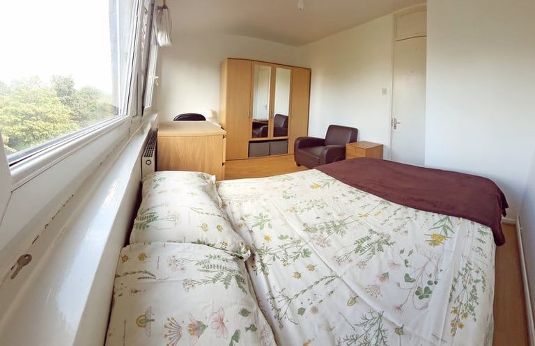 image for Large Double in flat with 2other girls in Mile End