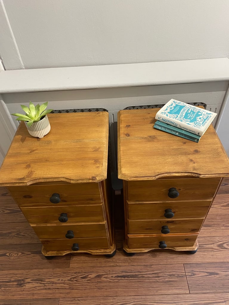 2 pine bedside tables 