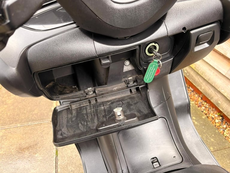 2010 / 10 Yamaha YP400 Majesty £1500 Silver 34049 miles.