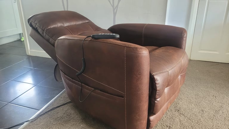 Fenetic Westminster Rise and Recliner Chair - Brown - Excellent Condition