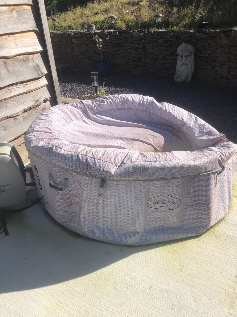 LAZ SPAR blow up hot tub 