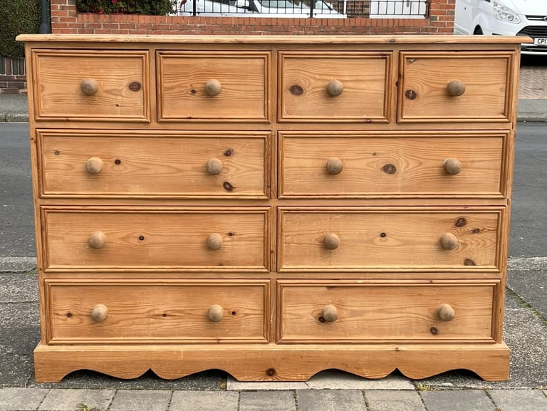 A LARGE QUALITY BESPOKE HANDMADE SOLID PINE MERCHANTS CHEST OF DRAWERS