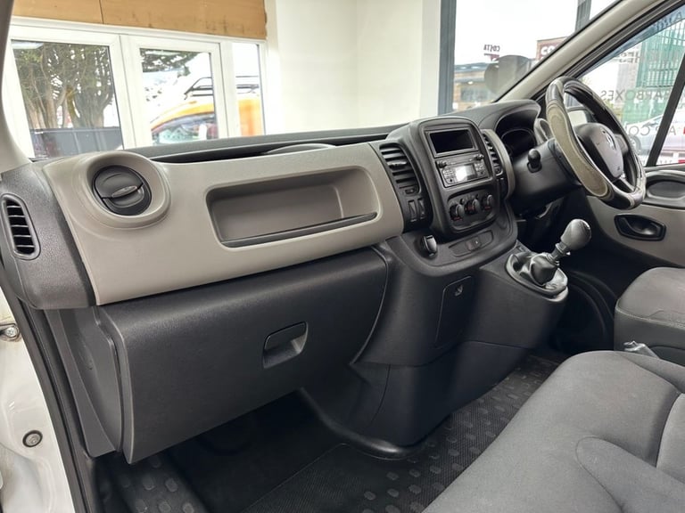 2015 Renault Trafic 1.6 dCi 27 Business camper conversion, 6 seats 5dr Diesel Manual SWB Standa C...