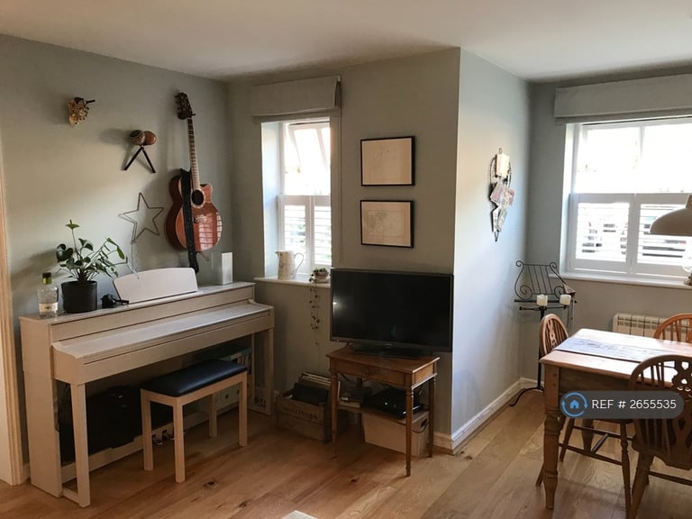 2 bedroom flat in Macmillan Way, London, SW17 (2 bed) (#2655535)