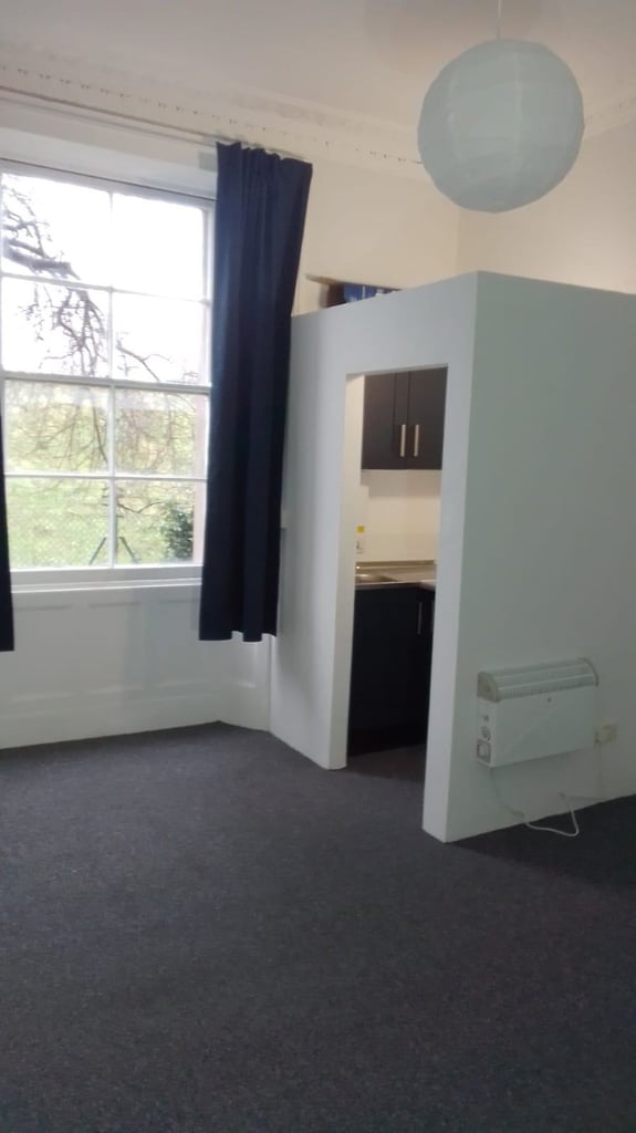 Clifton Large Bedsit/studio own kitchen, shared shower/Wc Ground Floor £745pm
