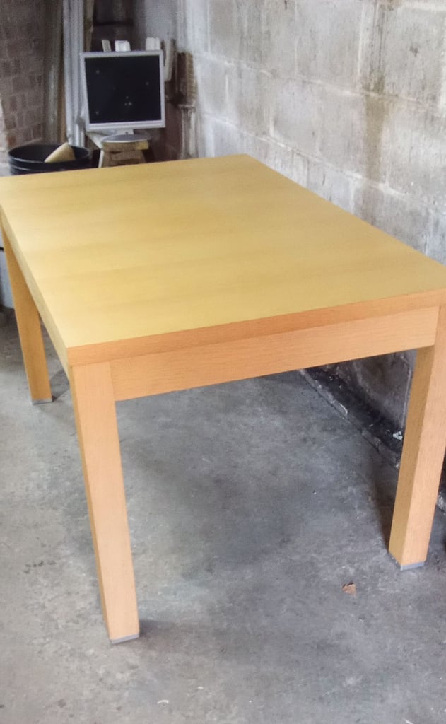 Extending dining table 