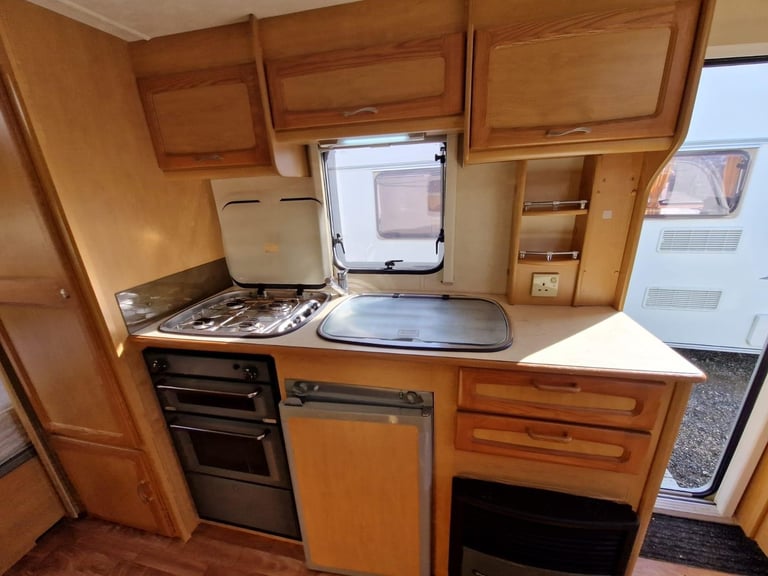 2006 Compass Rambler 18/4L Single axlle 4 Berth Motor Mover Fixed Bed L shape