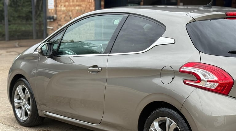 2015 Peugeot 208 1.2 VTi PureTech Allure Euro 5 3dr Petrol