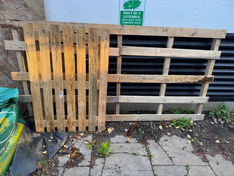 Wooden pallets and chipboard sheets