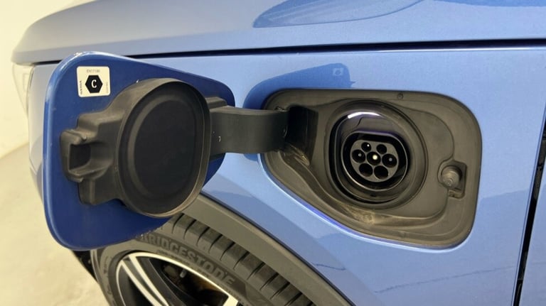 2021 Volvo XC40 Recharge R-Design, T5 plug-in hybrid (Power Tailgate, Sensus Navigation) Estate P...