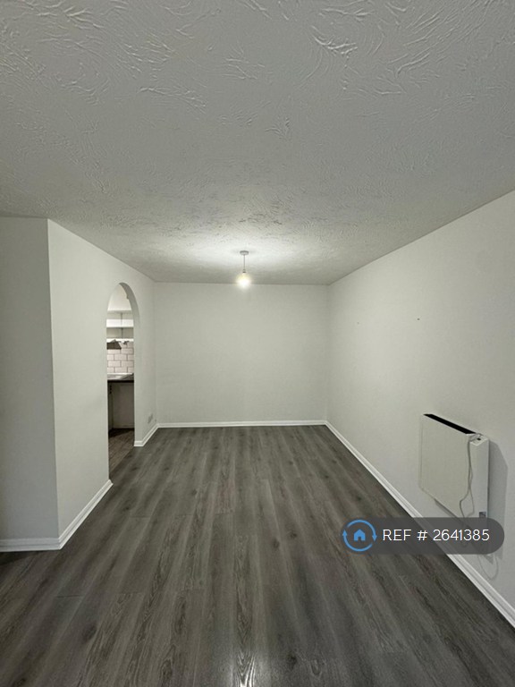 2 bedroom flat in Wordsworth Mead, Redhill, RH1 (2 bed) (#2641385)