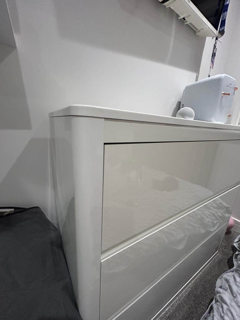 White Gloss bedroom furniture 