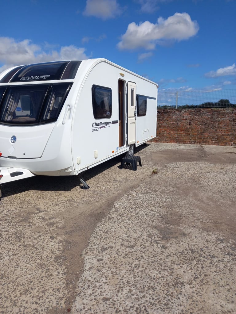 Swift challenger sport cruach fixed bed excellent condition 