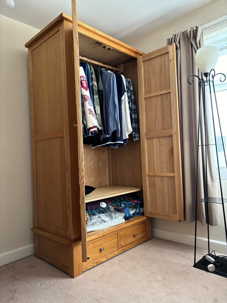 Beautiful ‘Sleepy Valley’ Solid Oak large double wardrobe with 2 spacious drawers like new DELIVERY