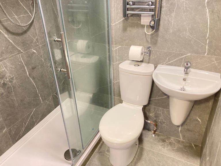Converted 1stFloor 1 Bed Flat BuiltInDrobes Shower OpenKitchenDiningSitting VeryNearTubeBusShopsPark
