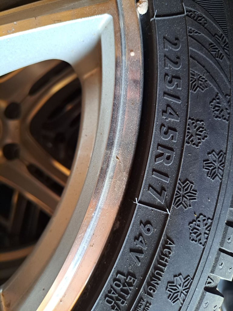 Set of alloys with winter tyres 