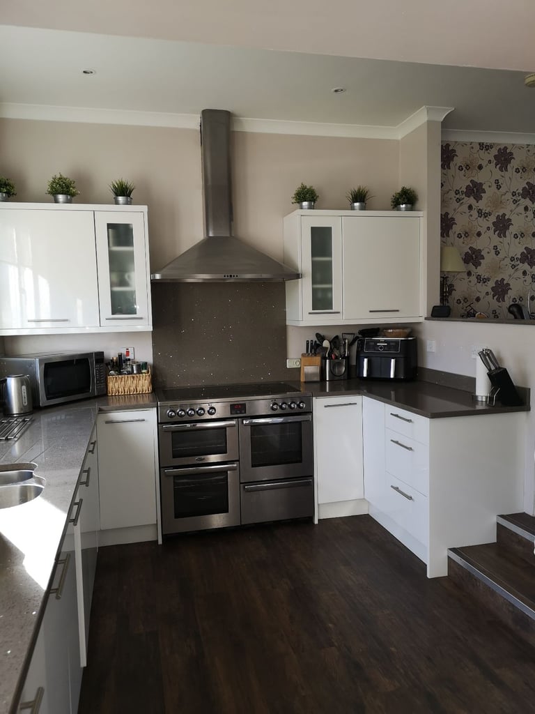 **SOLD** White gloss slab kitchen doors - great condition! 