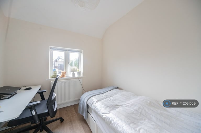 3 bedroom flat in Crowther Avenue, Brentford, TW8 (3 bed) (#2681559)