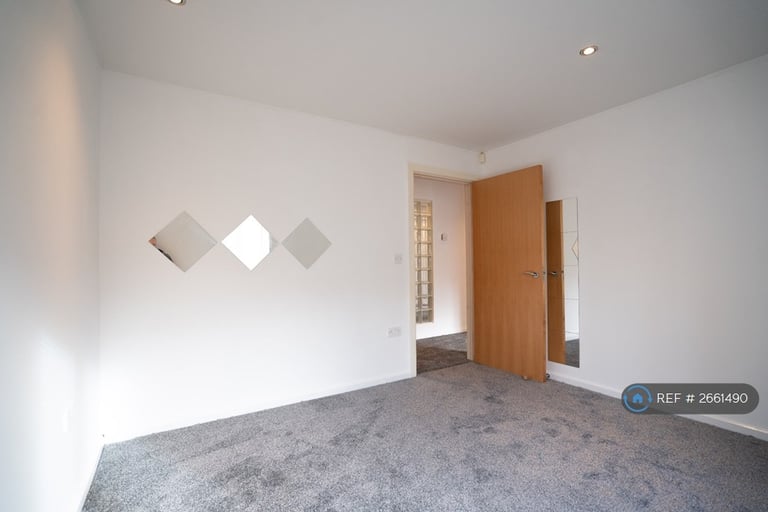 2 bedroom flat in City Quay, Liverpool, L3 (2 bed) (#2661490)