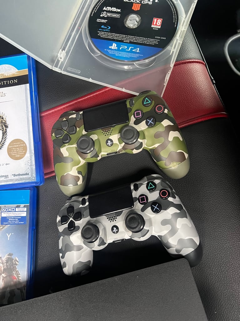 PS4 PRO + 2 CONTROLLERS + 3 GAMES + ALL CABLES