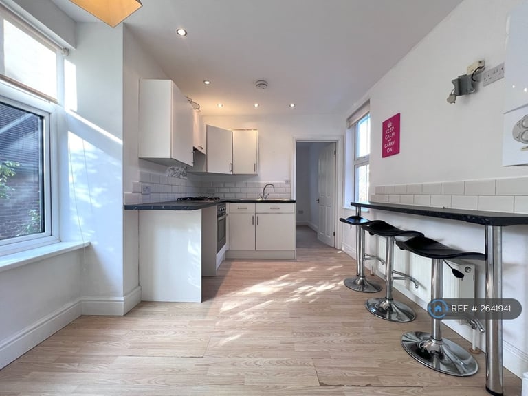 2 bedroom flat in Grange Road, Bishop's Stortford, CM23 (2 bed) (#2641941)