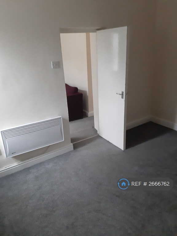 1 bedroom flat in Belgrave Square, Darwen, BB3 (1 bed) (#2666762)