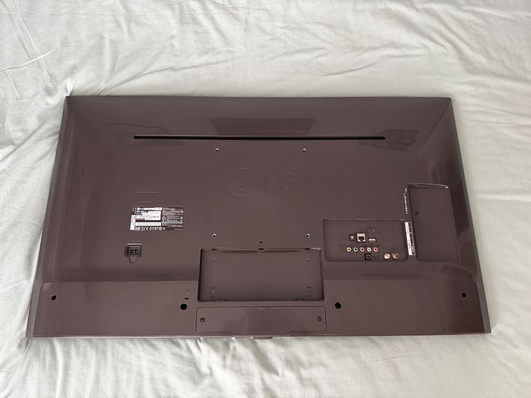 LG 43” 4K UHD Smart TV (Model 43UH668V) + Perlegear Table Stand – Excellent Condition