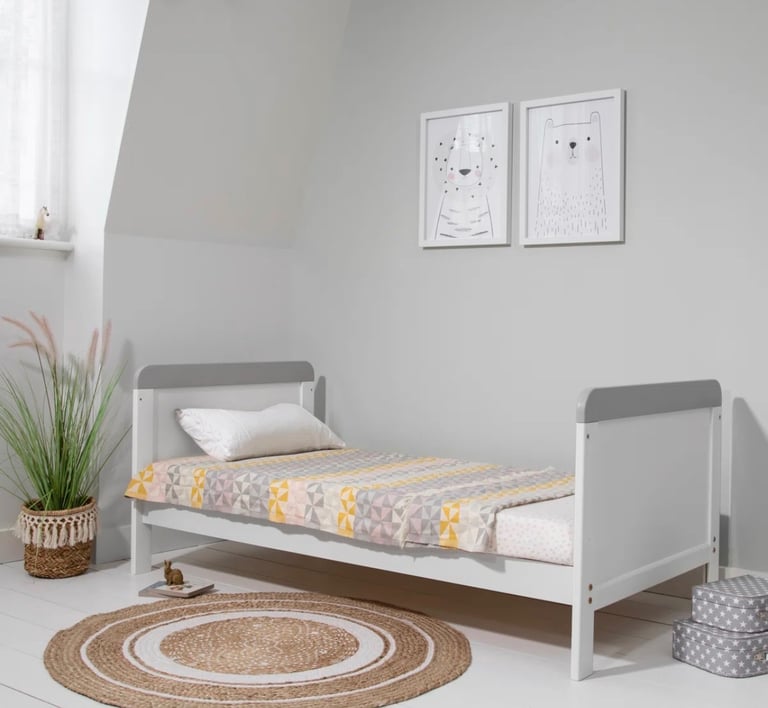 Cot bed and top changer 