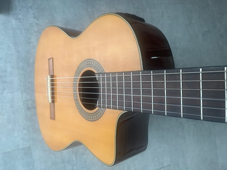Washburn C104 SCE classical electric acoustic guitar