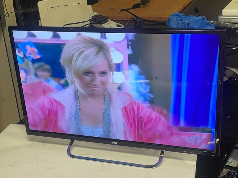 JVC 32" HD ready LED backlit LCD TV MODEL: LT-32C460 with stand 
