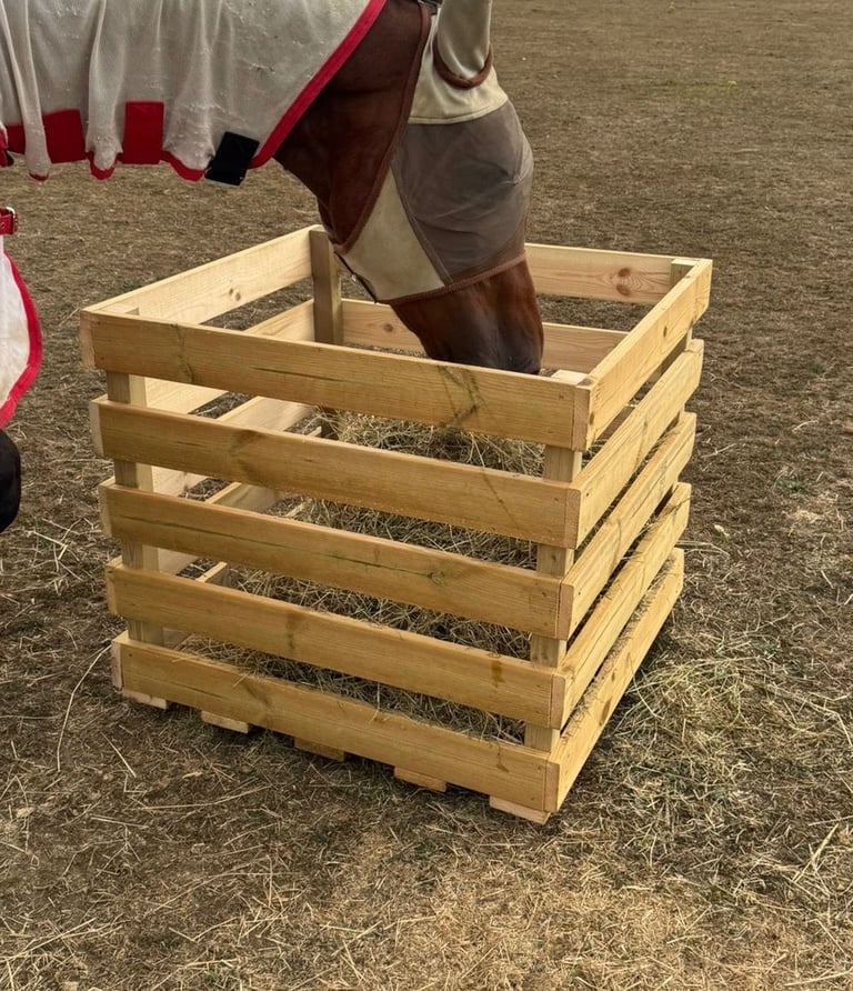 Horse hay box feeder for field 