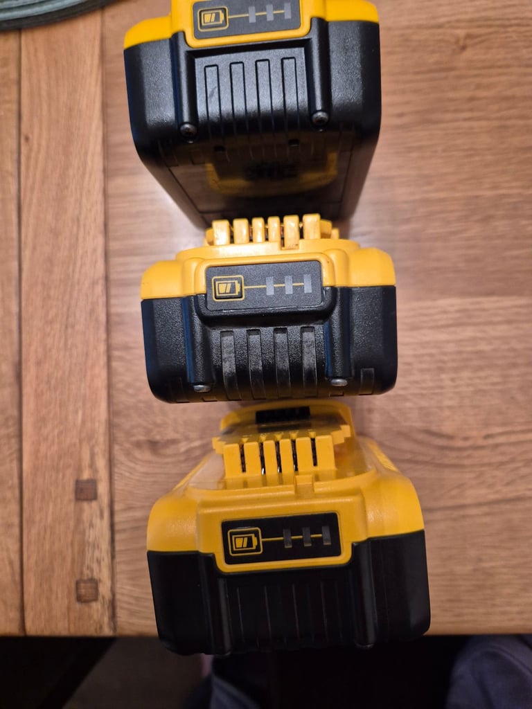 3x dewalt 5amp batteries