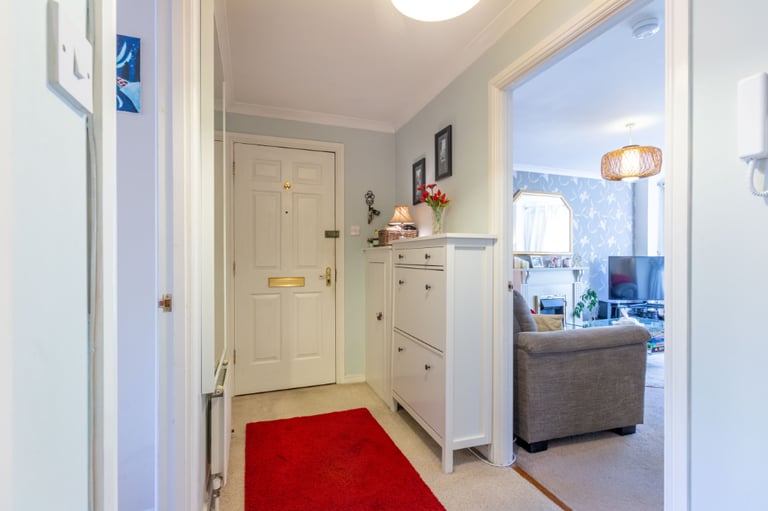 Bright and spacious, 2 bedroom, ground flat in Dicksonfield – available November