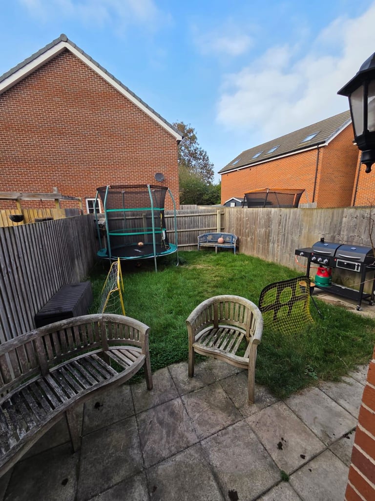 3 Bedroom Semi-Detached house with garage to rent