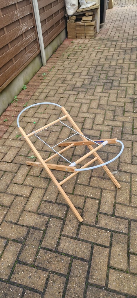 BABIES R US MOSES BASKET AND STAND. EXCELLENT CONDITION.