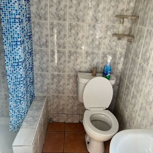3 Bedrooms with enough space available in B15 3ED! 1 single and 1 twin room!  Accept DSS claimants.