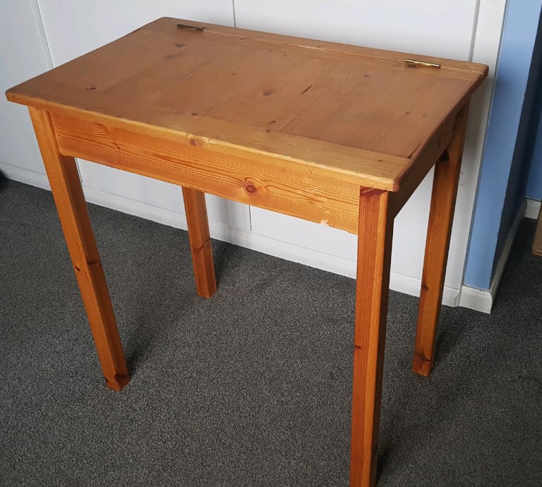 Traditional desk in pine