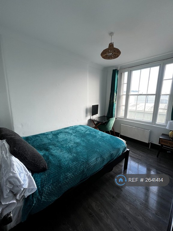 2 bedroom flat in Charlwood Mansion, London, SW12 (2 bed) (#2641414)