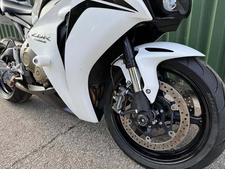 Honda CBR1000RR Fireblade 2008 White and Black 12k Miles Very Clean Bike 