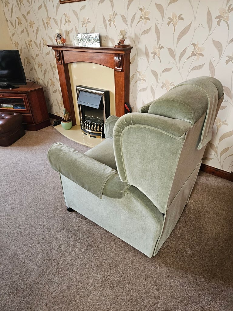 Rise and recline electric armchair 