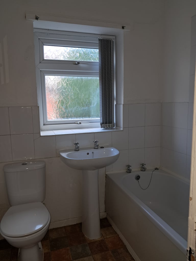 Two bedroom Entire House to Rent in Oldham Town Centre 