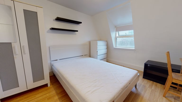 6 bedroom house in Senrab Street, London, E1