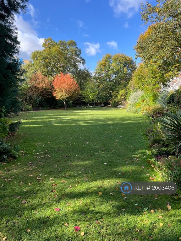 3 bedroom flat in Pembridge Square, London, W2 (3 bed) (#2603406)