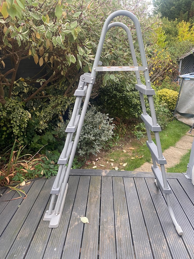 Swimming pool above ground 12ft round with pumps & ladder only 1 year old