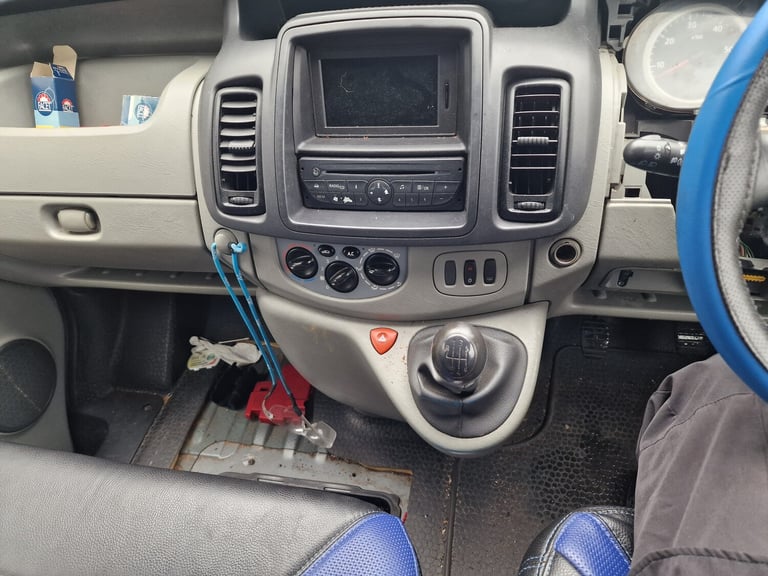 2011 Renault Traffic Grey 5 Seat Crew Cab  Spares Repairs  Turns over No start