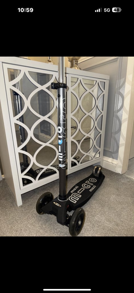 image for Maxi micro scooter deluxe LED 