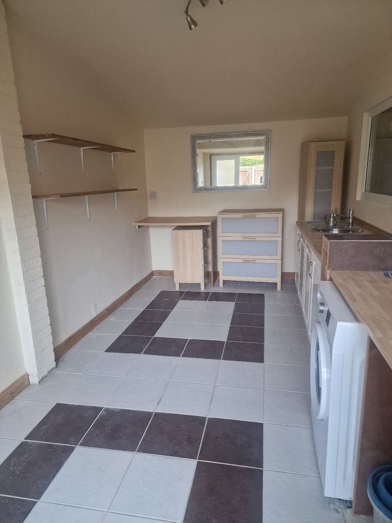 Bright & Spacious Family Home in Quiet Heald Green Cul-de-Sac – Garden, Driveway, Near Schools