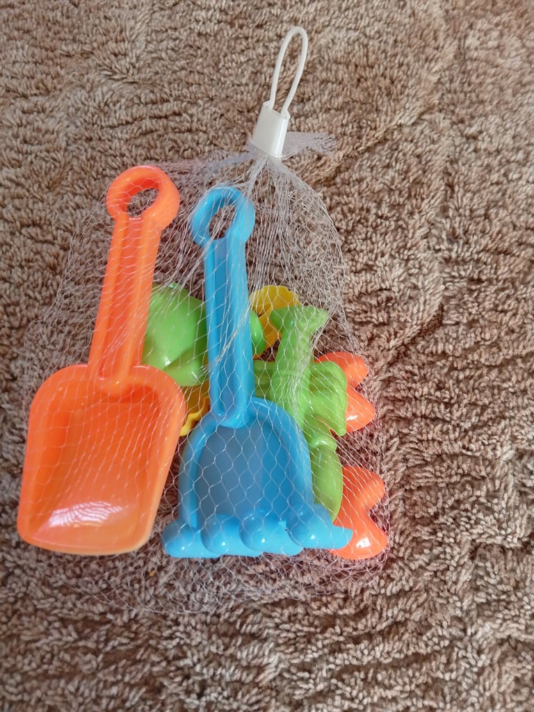 CHILDREN'S BEACH TOYS FOR ONLY £3 ! 