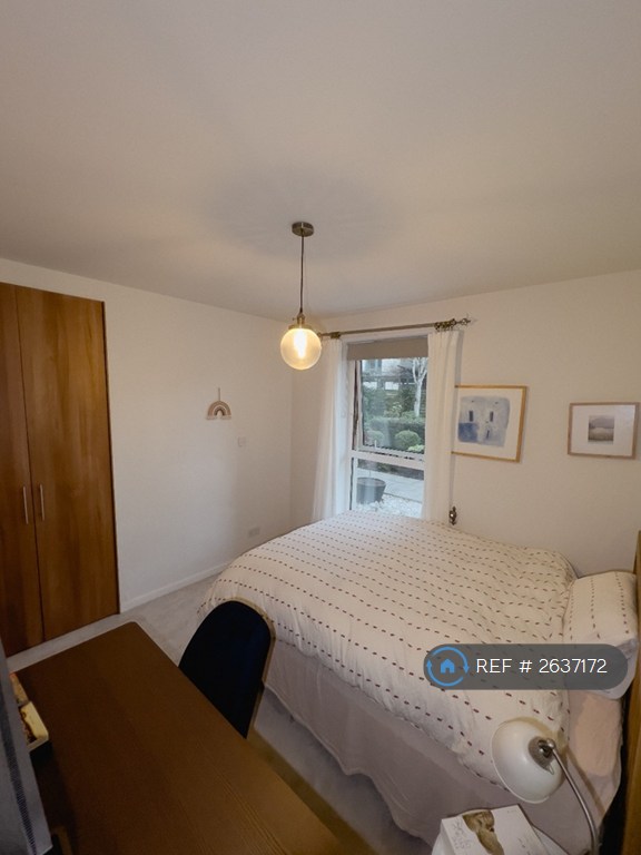 2 bedroom flat in Holyrood, Edinburgh, EH8 (2 bed) (#2637172)